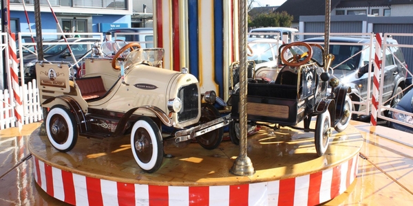 Nostalgie Oldtimerkarussell mieten (4 Autos) 