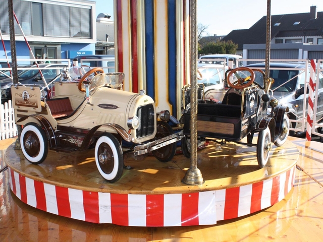 Nostalgie Oldtimerkarussell mieten (4 Autos) 