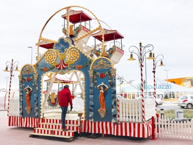 Nostalgie Riesenrad weiss blaue wolkenreise