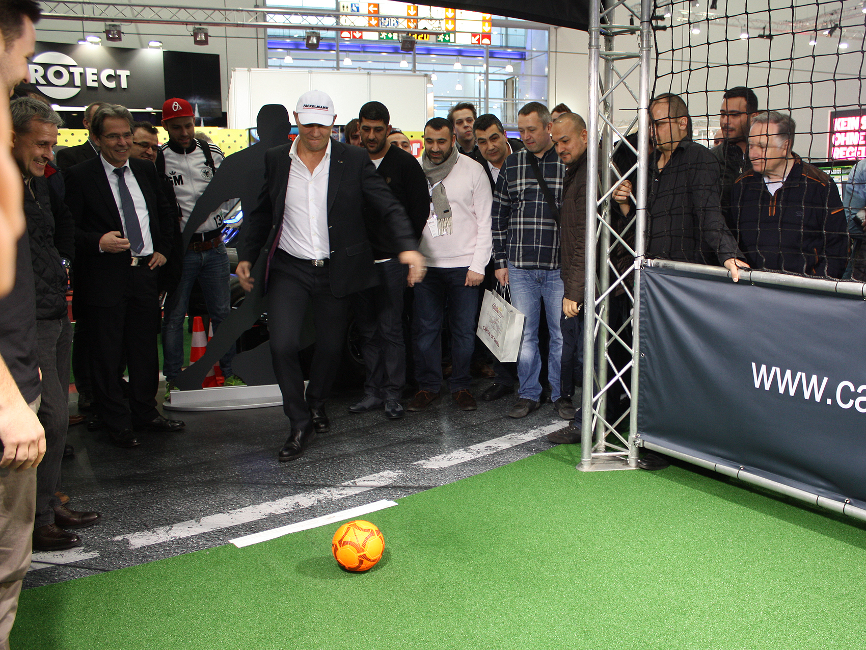 Axel-Schulz-am-fussballsimulator_001