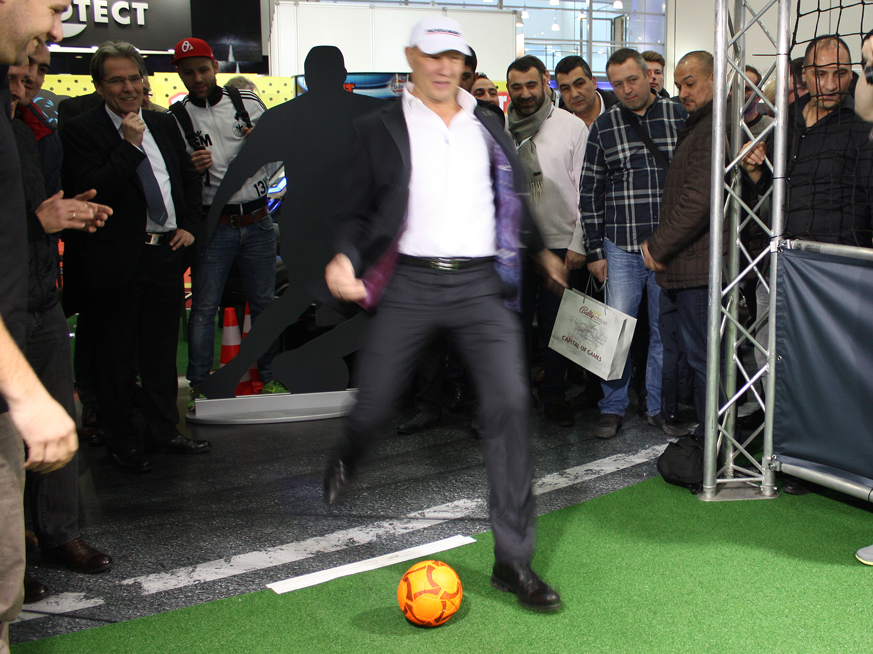 Axel-Schulz-am-fussballsimulator_003