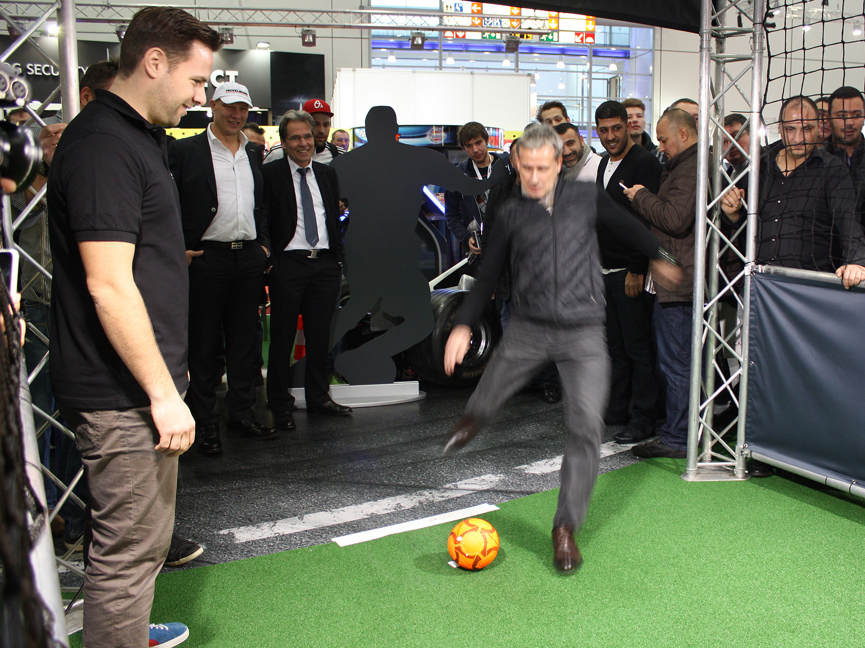 Pierre-Littbarski-am-robokeeper_www.eyeconcept.de_002