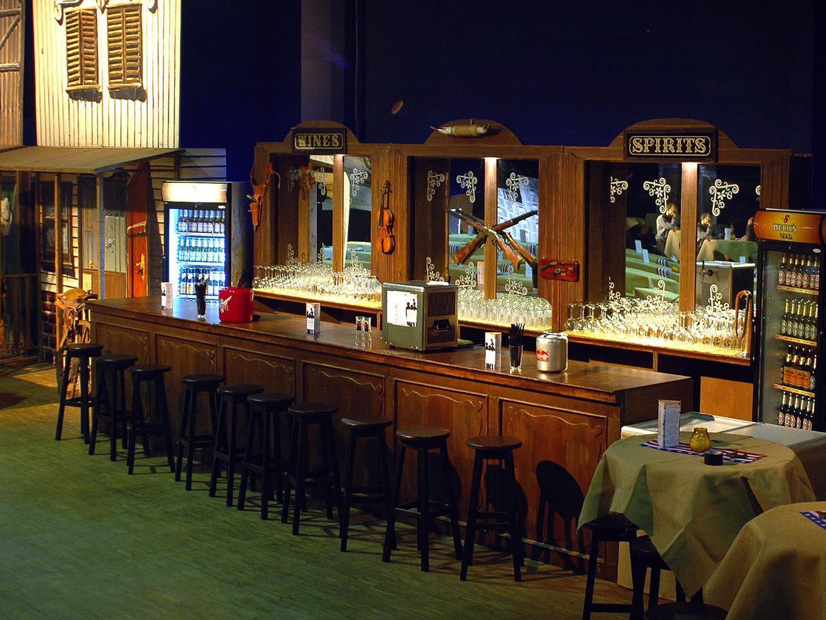 01-saloonbar_spiegelvitrine_www.eyeconcept.de_12