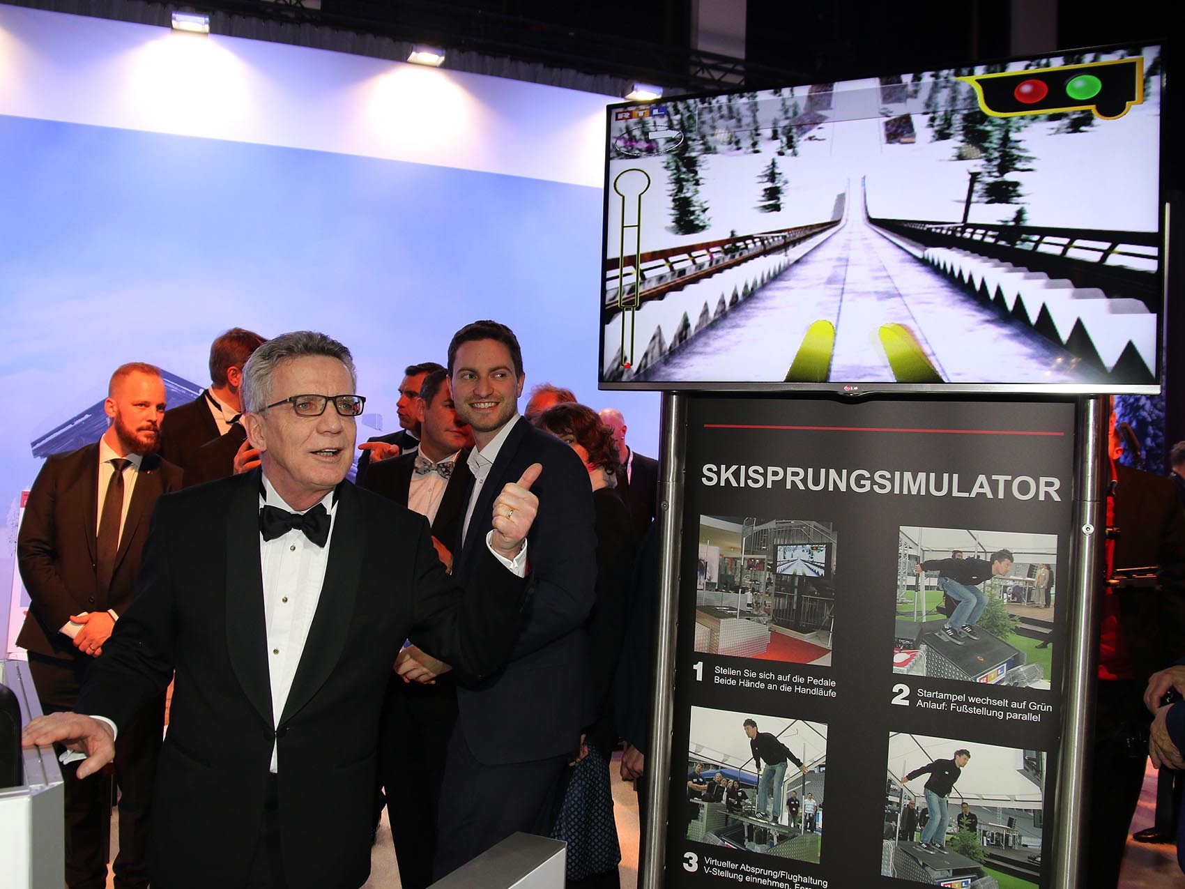 bundesinnenminister-thomas-de-maiziere-skisprungsimulator_02
