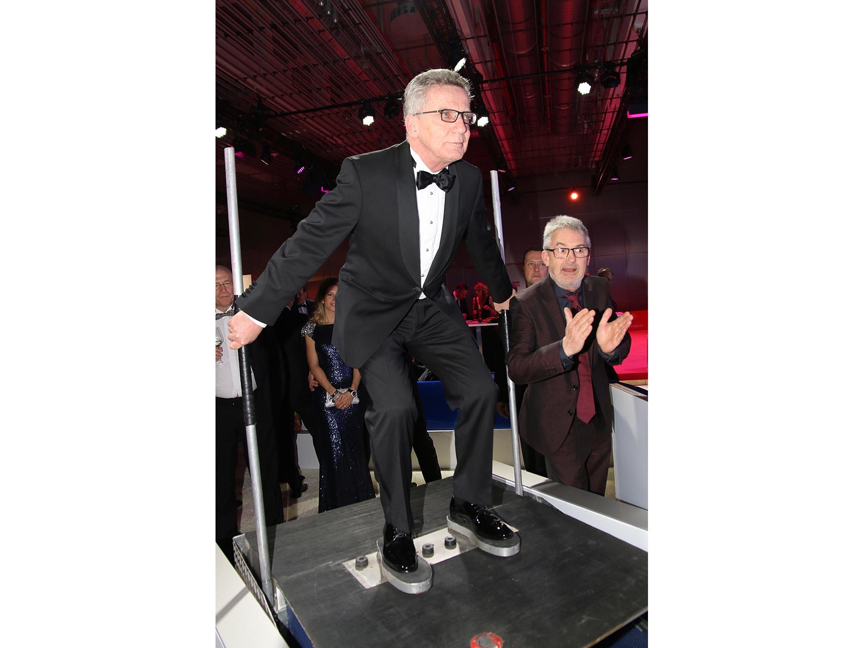 bundesinnenminister-thomas-de-maiziere-skisprungsimulator_04