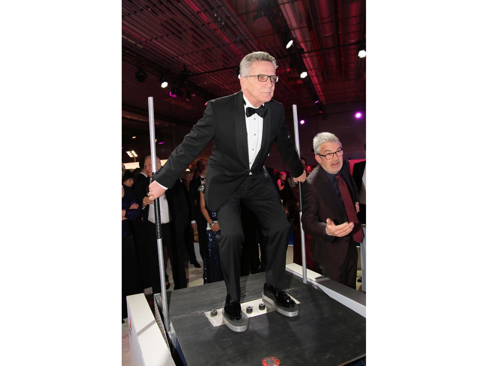 bundesinnenminister-thomas-de-maiziere-skisprungsimulator_05