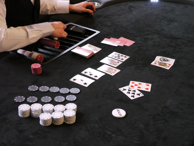 Texas Hold' em Pokertisch incl. Dealer mieten