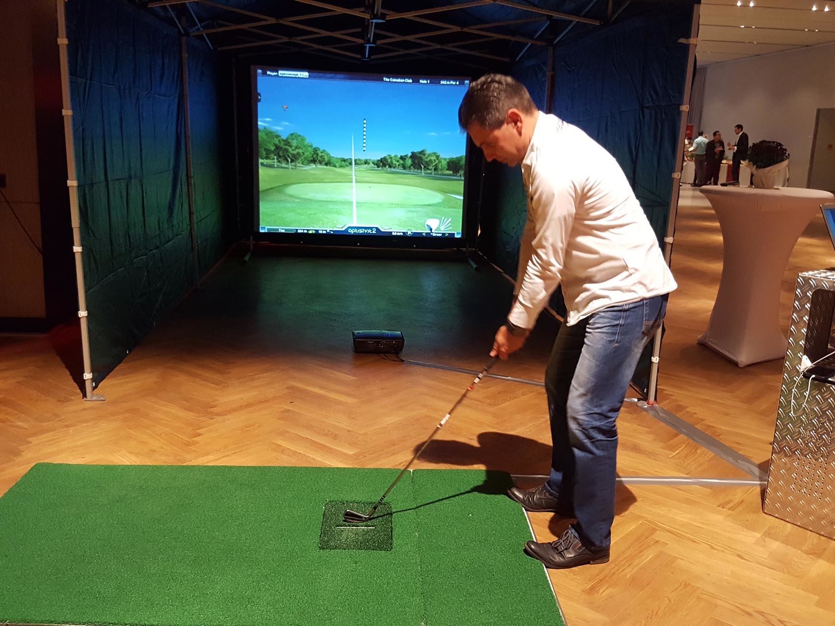 virtual-golfsimulator-beamer-leinwand-golfzelt_0023