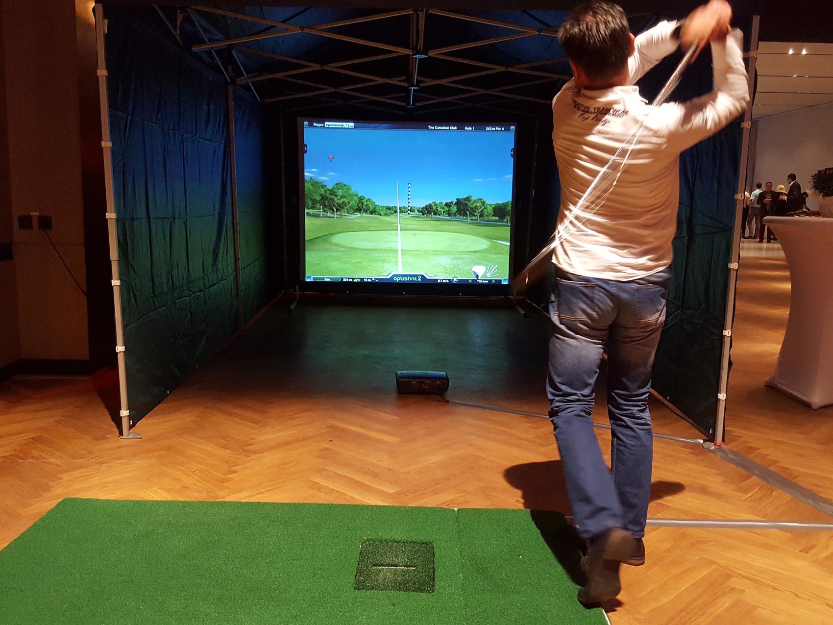 virtual-golfsimulator-beamer-leinwand-golfzelt_0029