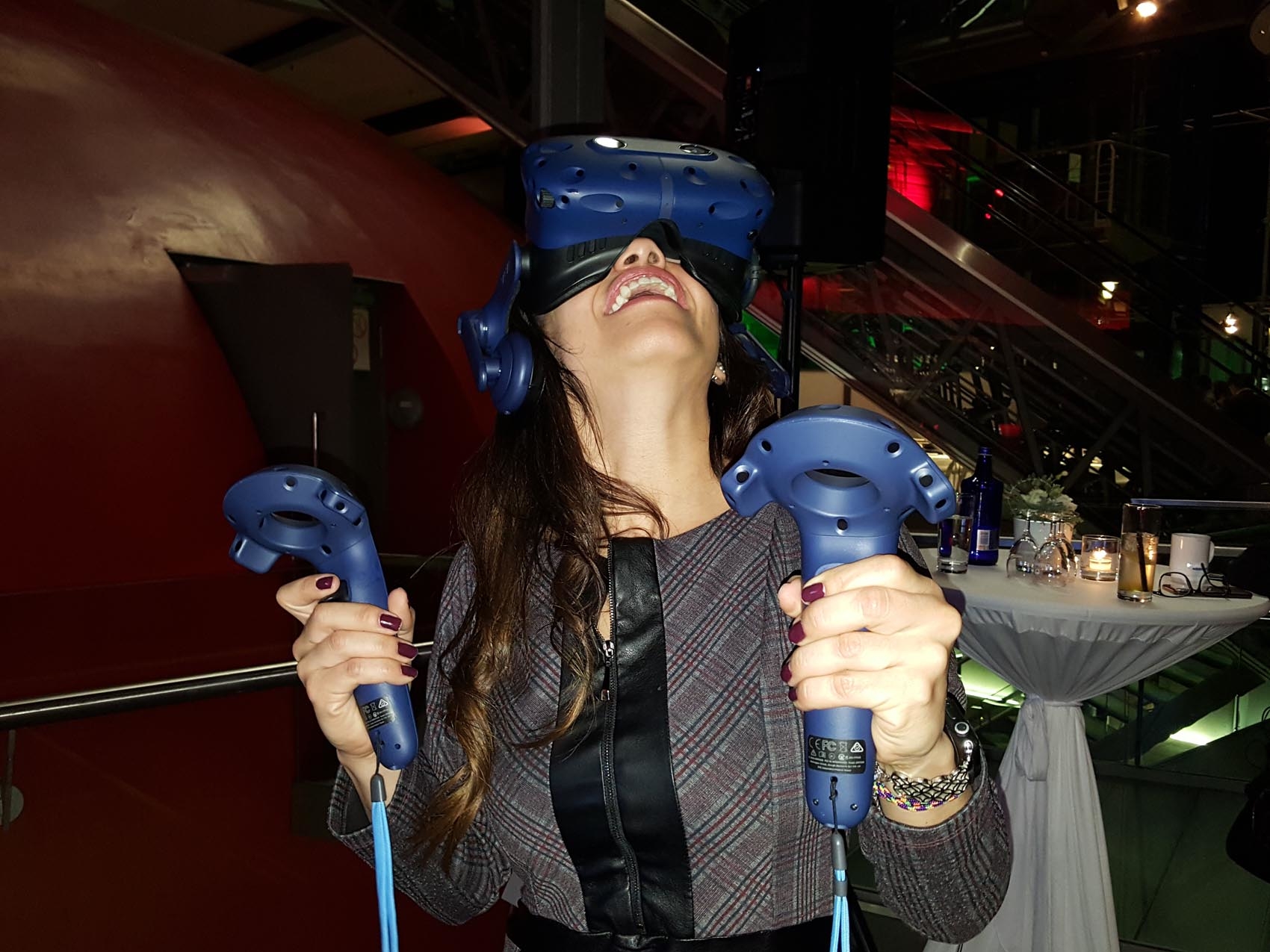 04_vr-htc-vive-pro-wireless_01