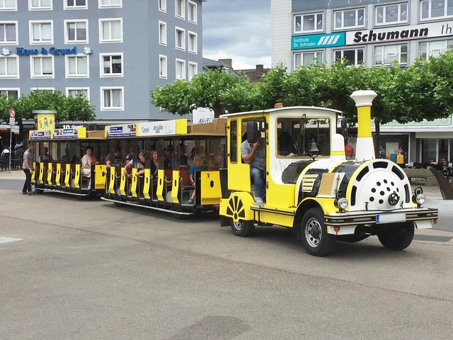 Wegebahn mit Strassenzulassung (56 Sitzplätze) schwarz/gelb/weiss