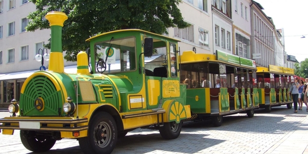 Wegebahn mieten - City Bahn / Wegebahn mit Straßenzulassung, 56 Plätze, grün/gelb (optional als Elektro-Wegebahn)
