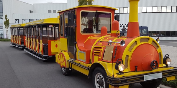 Jumbo City Bahn Wegebahn mit Straßenzulassung mieten (Bimmelbahn mit 56 Sitzplätze rot/gelb)