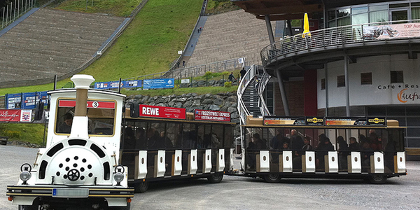 Nostalgische Jumbo City Bahn Wegebahn mieten (56 Sitzplätze weiß/gold)