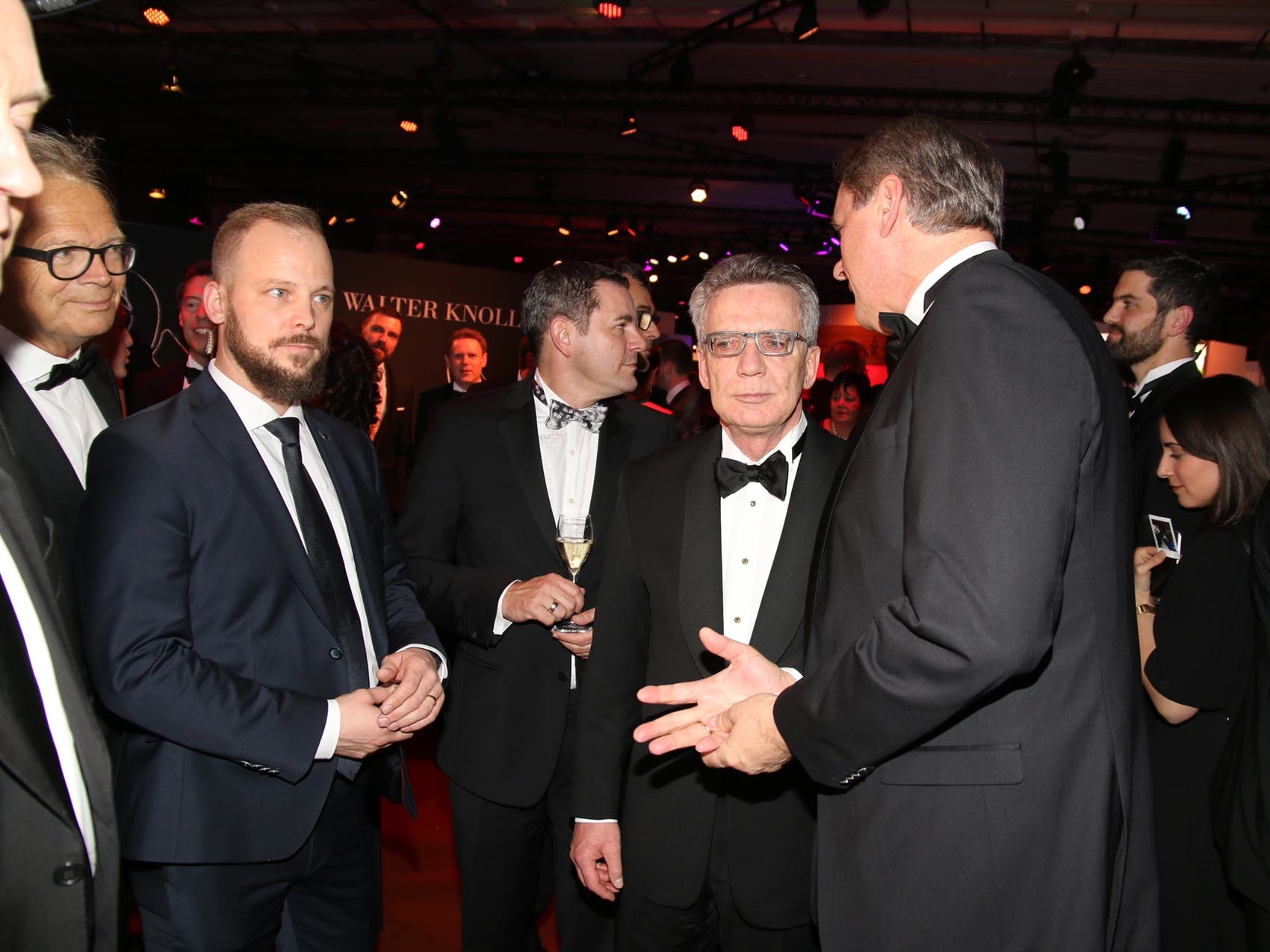 bundesinnenminister-thomas-de-maiziere-skisprungsimulator_01