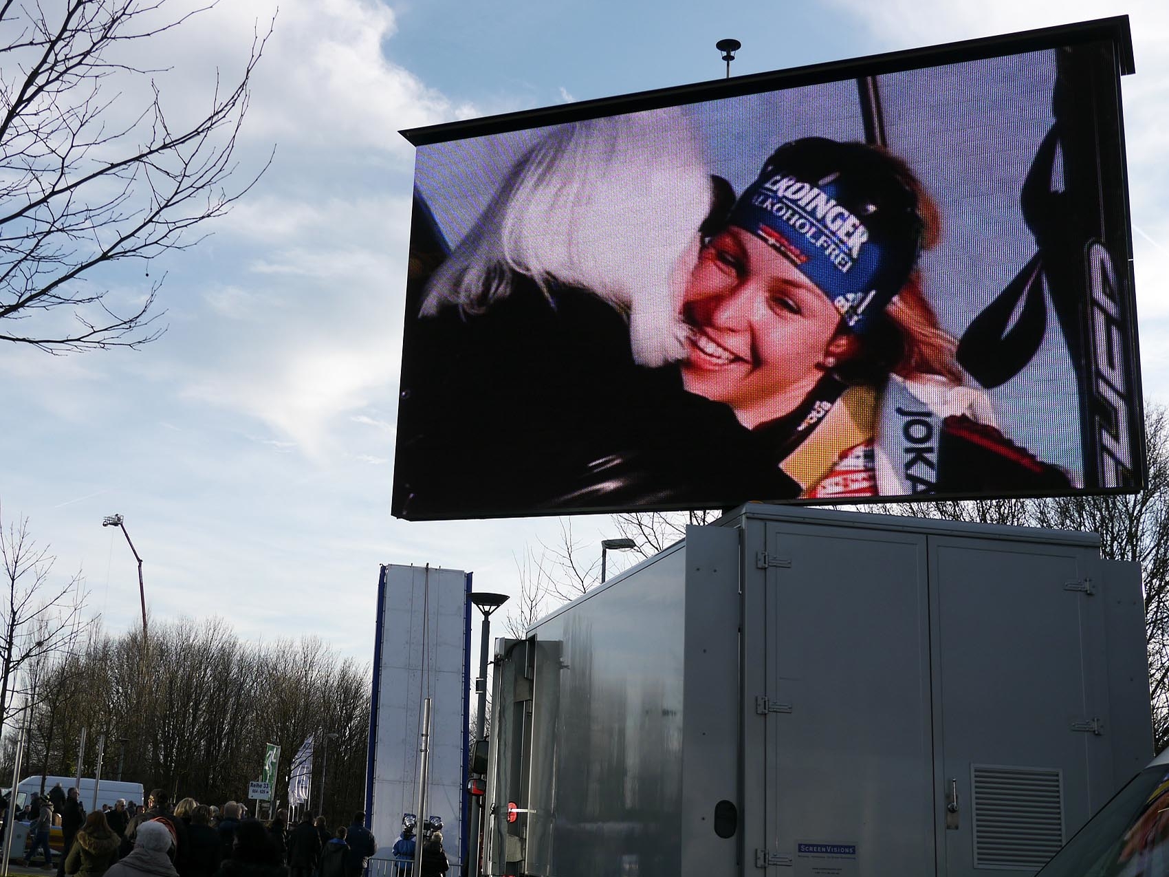 blue-ice-wall-www.eyeconcept.de_20001340