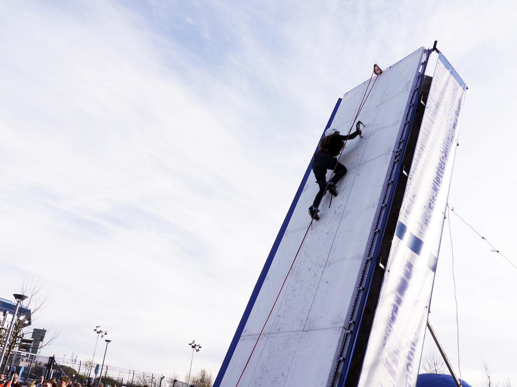 blue-ice-wall-www.eyeconcept.de_2000137