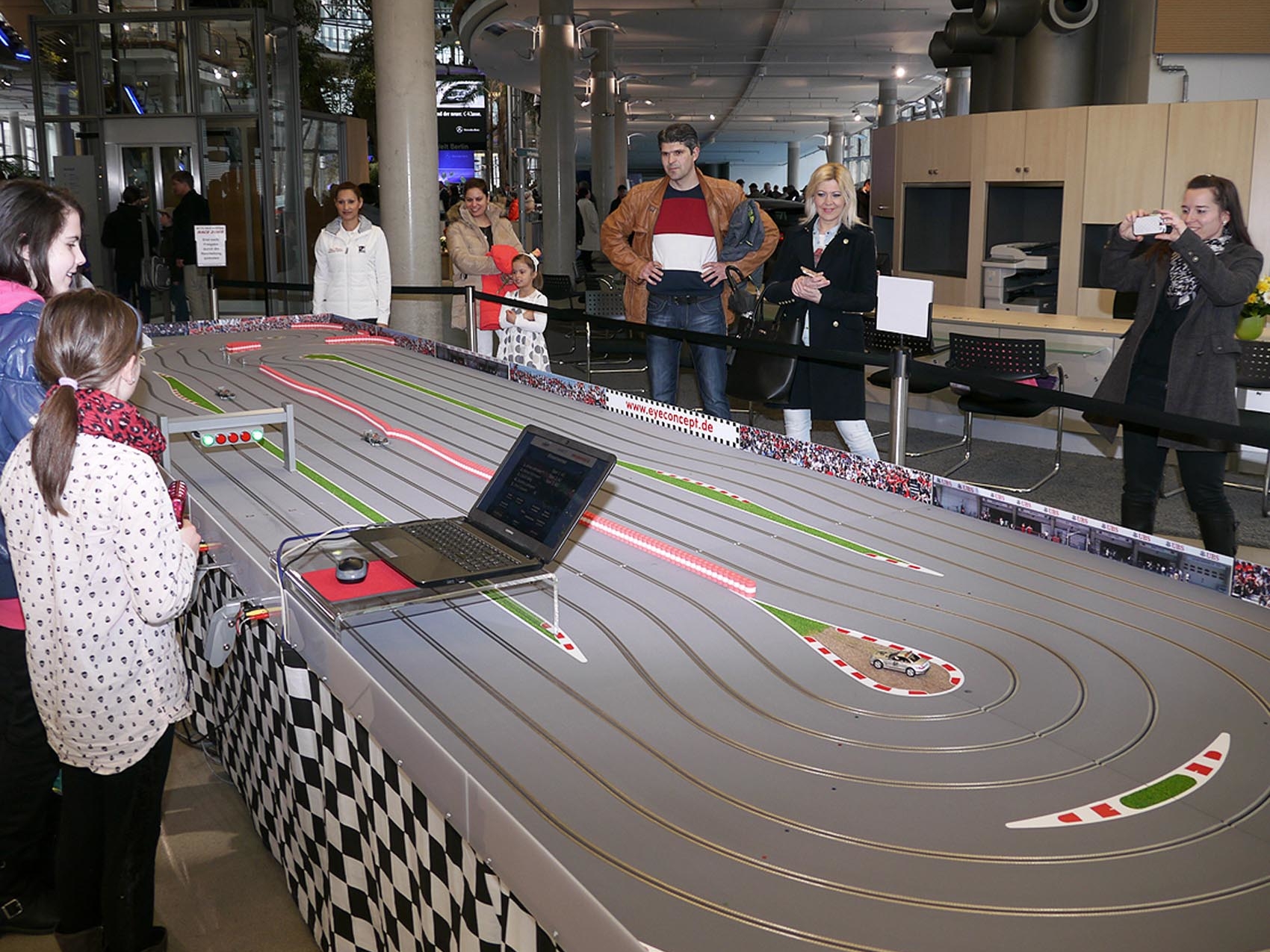 06_carrerabahn-slotfire-XXL-mieten_www.eyeconcept.de_011112