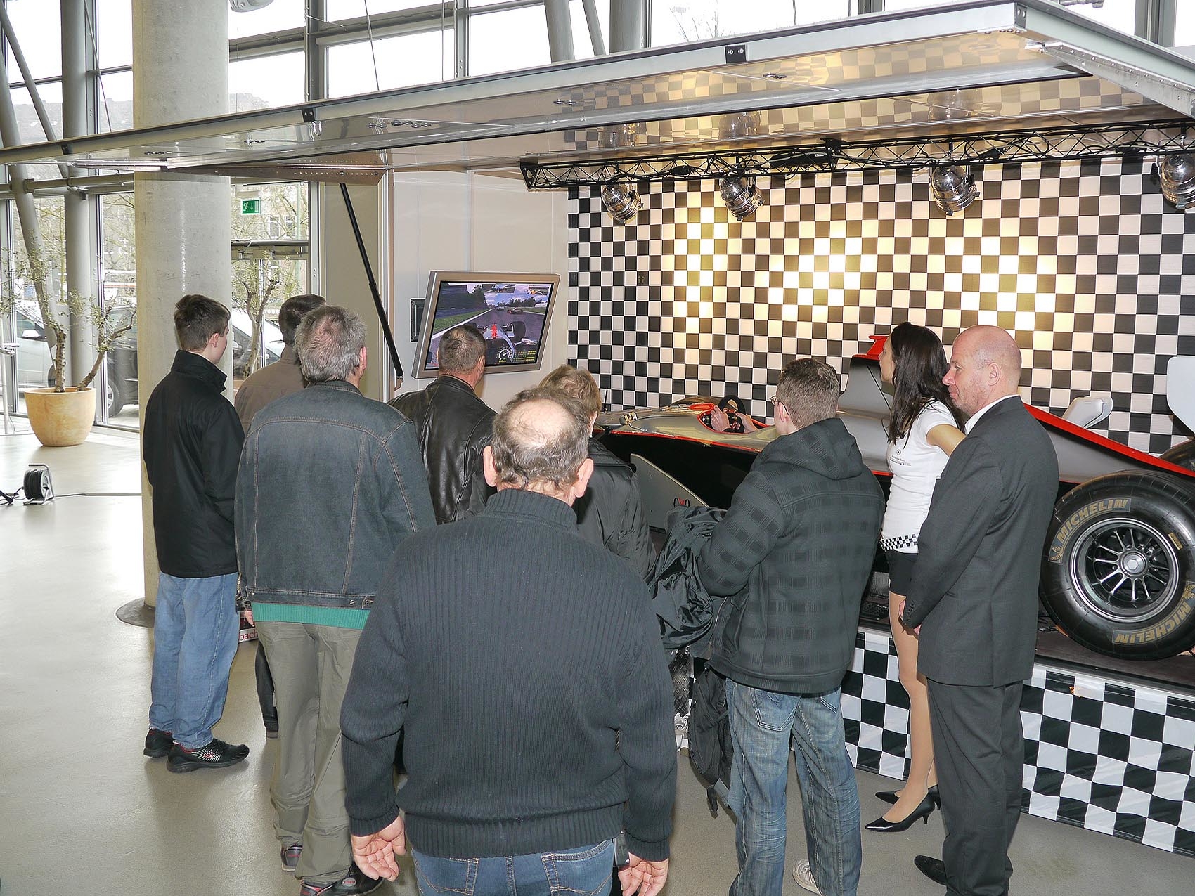 13_formel-1-simulator-auf-buehnentrailer-wettersicher_12