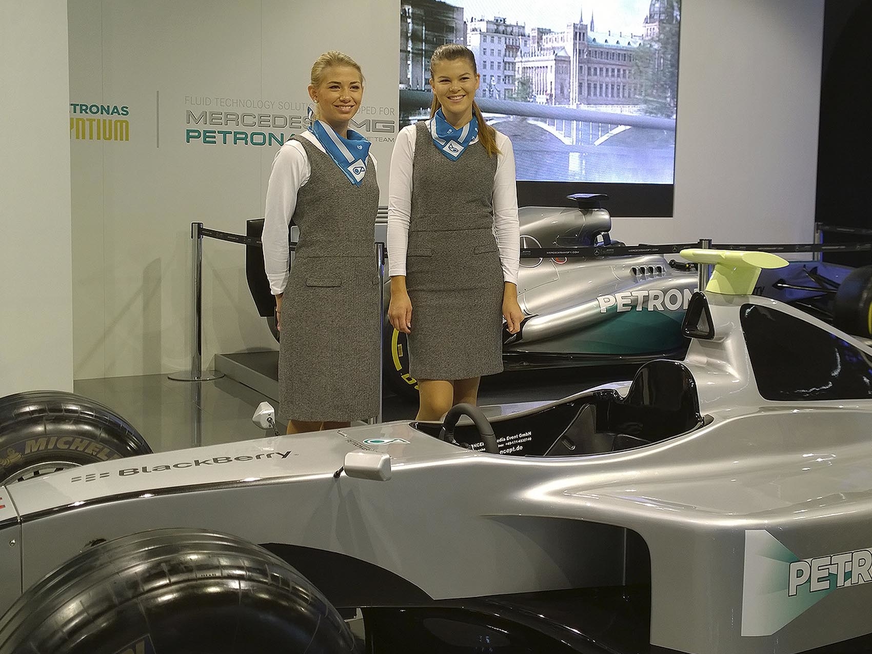 formel-1-simulator-silber_petronas_www.eyeconcept.de_20132