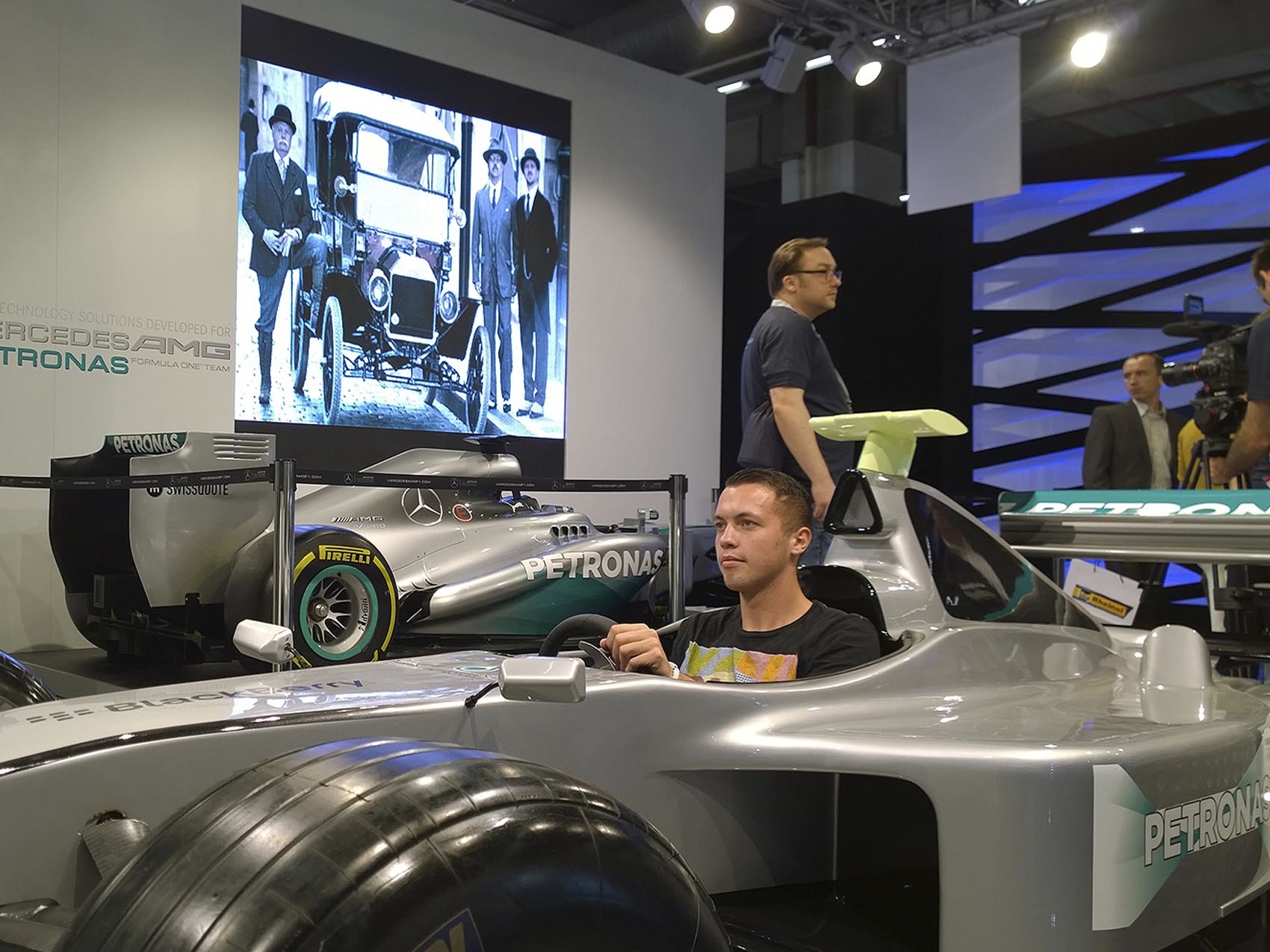 formel-1-simulator-silber_petronas_www.eyeconcept.de_20148