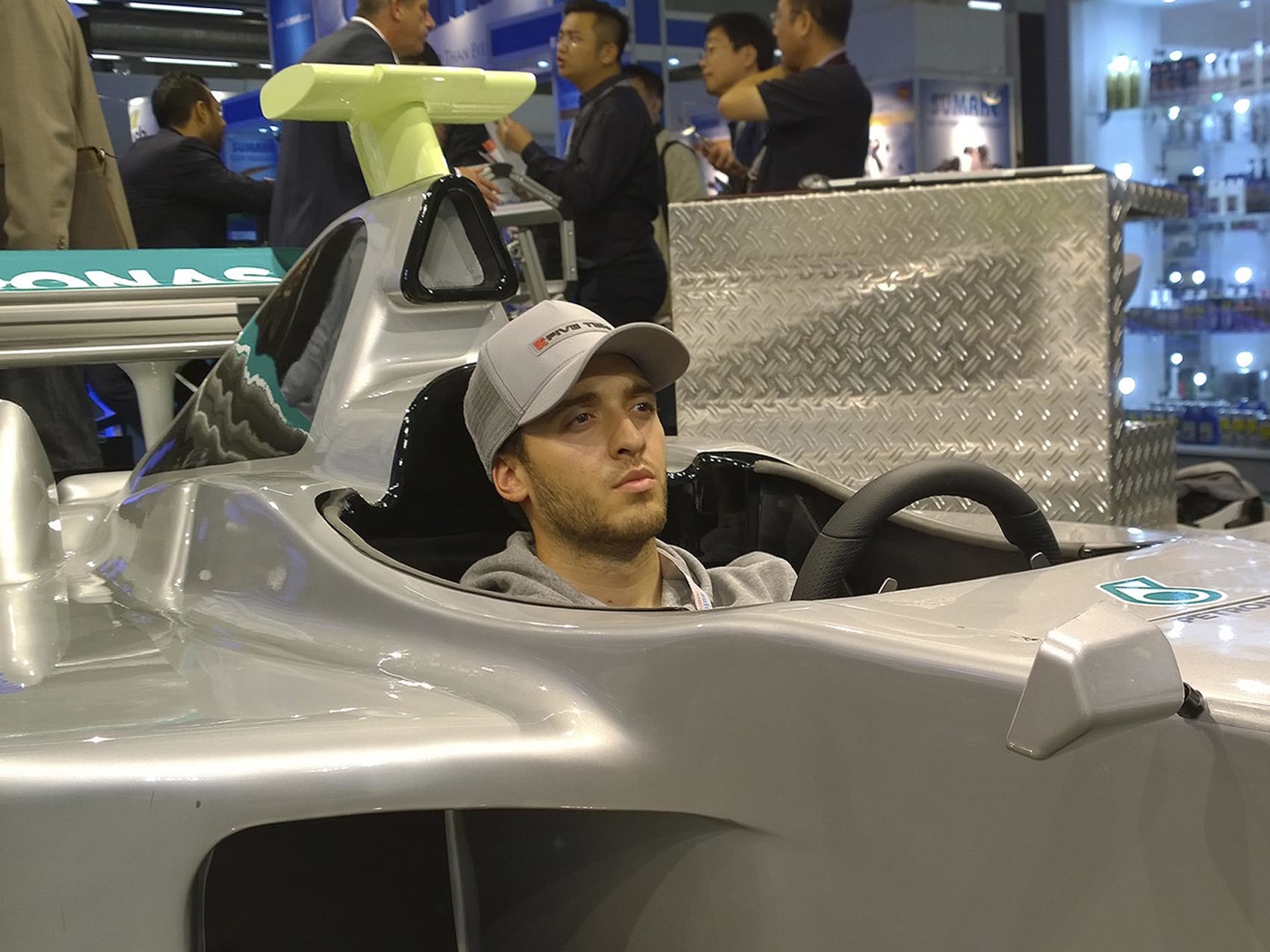 formel-1-simulator-silber_petronas_www.eyeconcept.de_20150