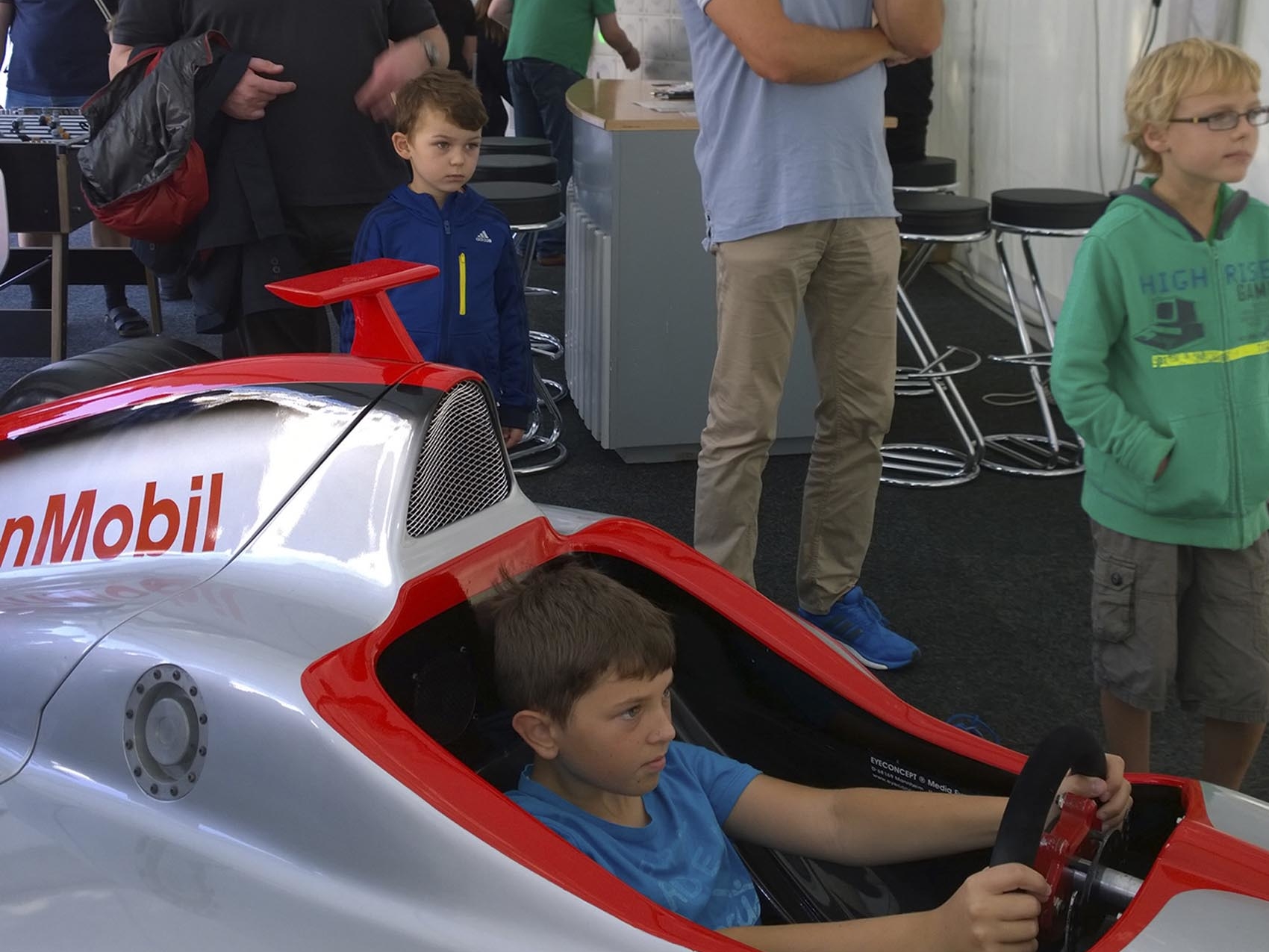 formel-1-simulator-silber-rot-schwarz_www.eyeconcept.de_300formel-1-simulator-silber-rot-schwarz_www.eyeconcept.de_30016